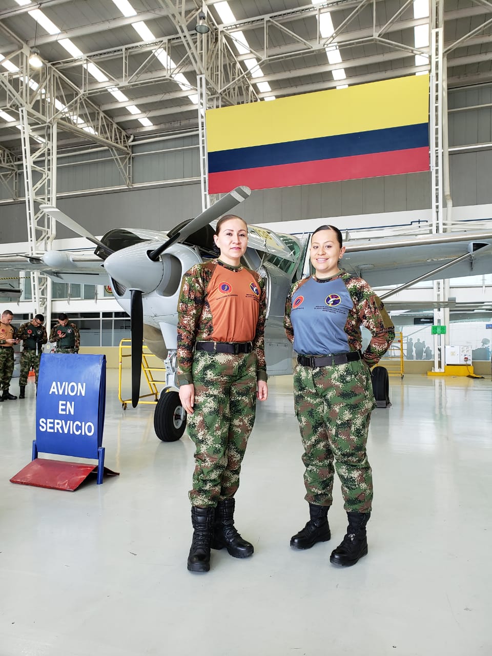 Mujeres militares de la aviación del Ejército Nacional líderes en mantenimiento aeronáutico