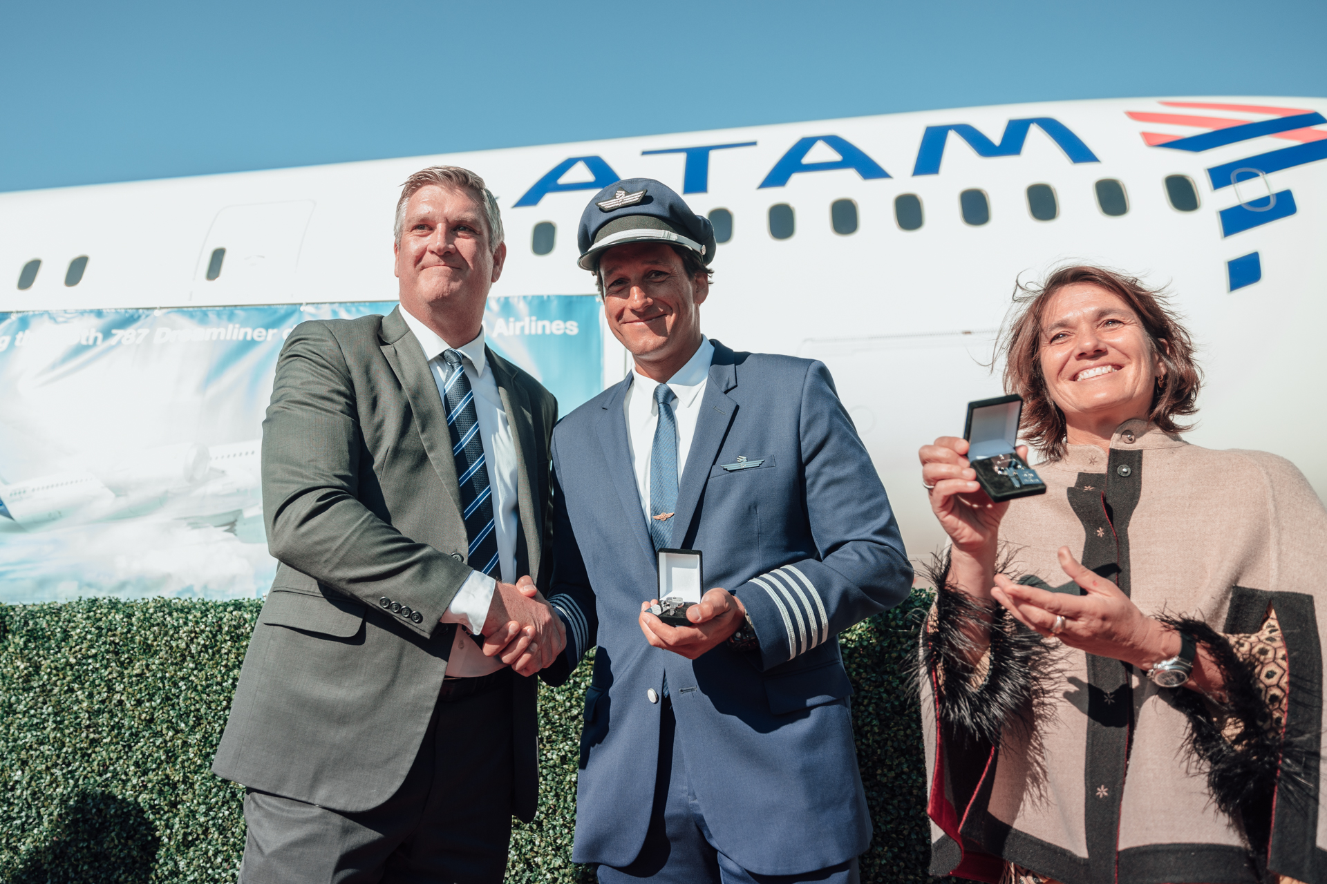 Gardiner Porter de Boeing, Juan Jofre, Capitán de LATAM y María Fernandez de Cordoba, Directora de Experiencia de Clientes, LATAM