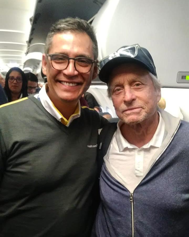 Artista Michael Douglas y auxiliar de vuelo de Viva Air Mauricio Minotta…