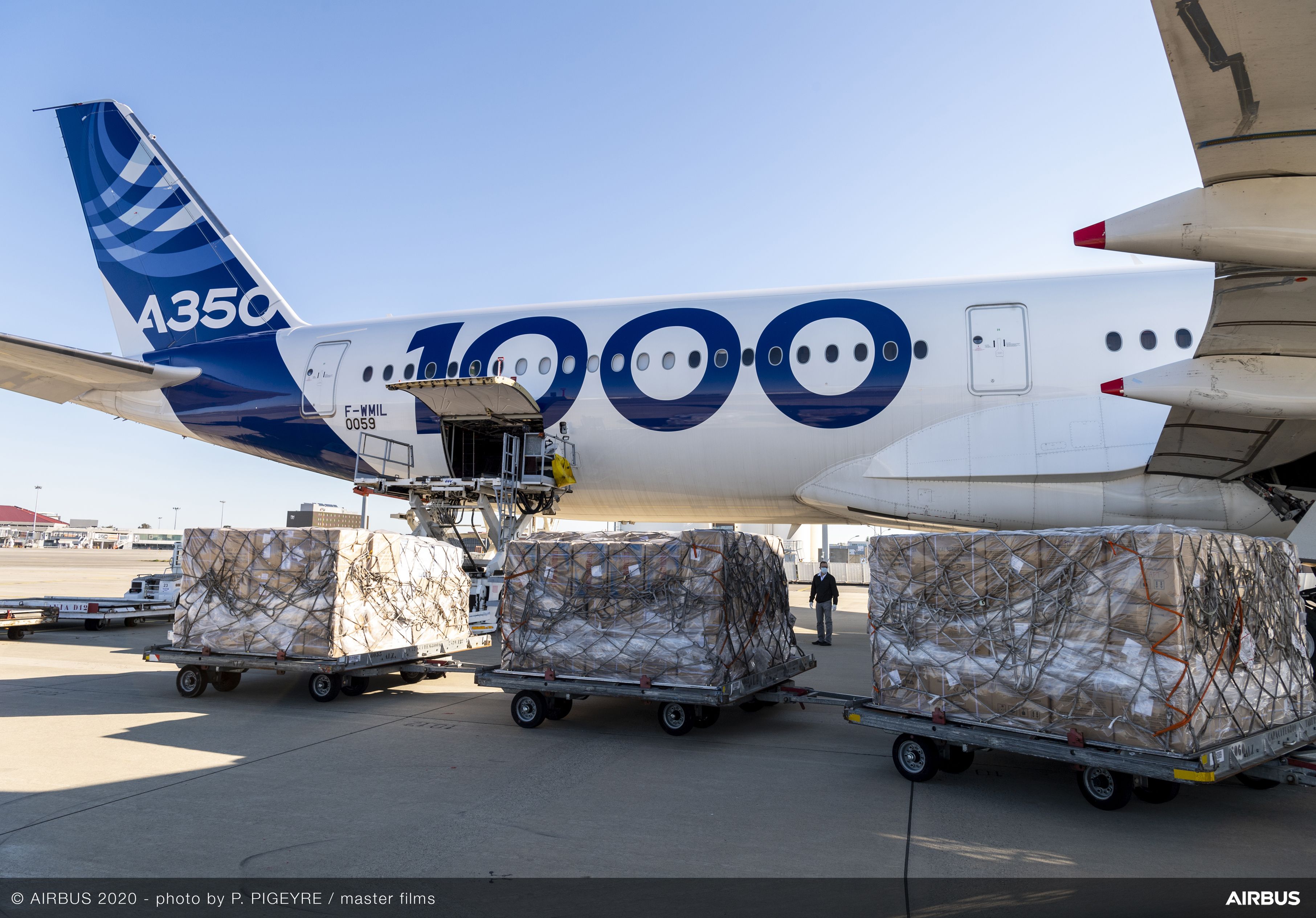20200404-A350-1000 receives cargo in Tianjin_