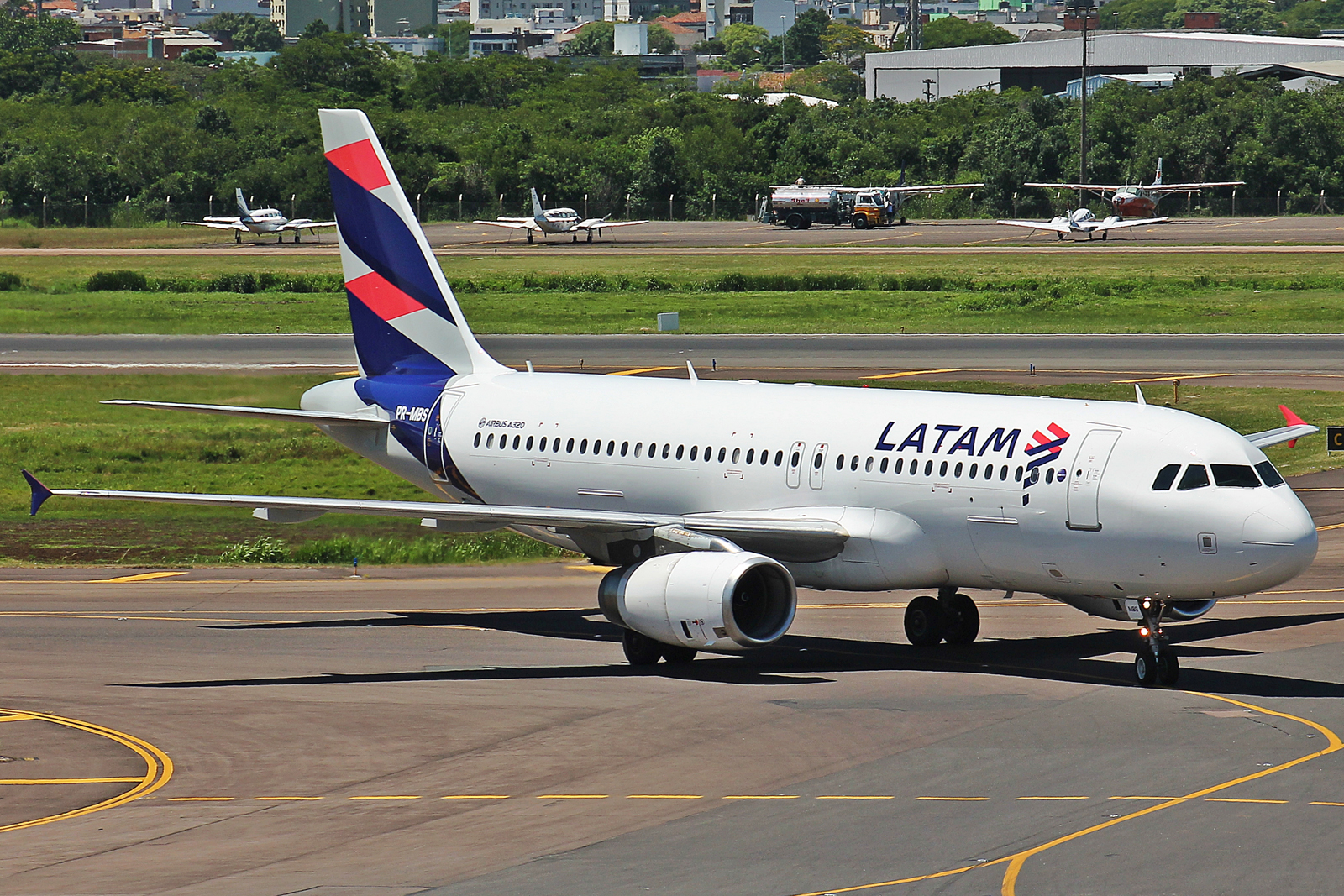 Airbus_A320_(LATAM_Brasil)_Rafael_Luiz_(31289852904)