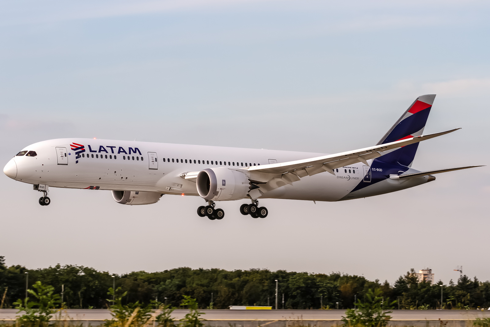 LATAM_Chile_Boeing_787-9_Dreamliner_(CC-BGD)_coming_in_from_Madrid_(LEMD)_@_Frankfurt_International_(EDDF)