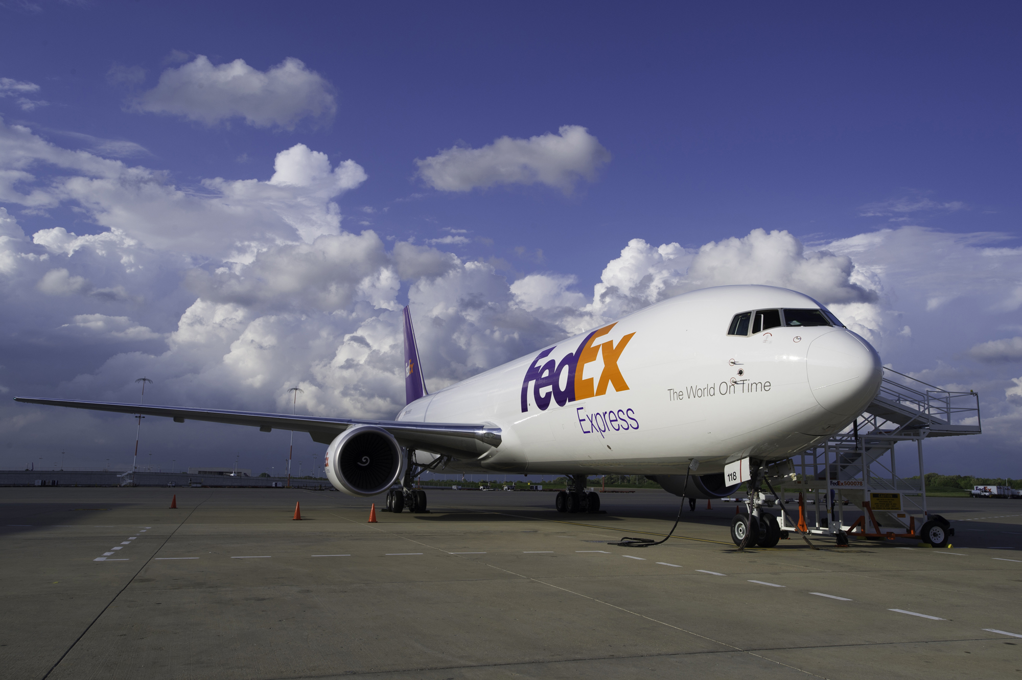 FedEx-plane-201504_15_002_02_04_04_018_dm_160125-1 – copia