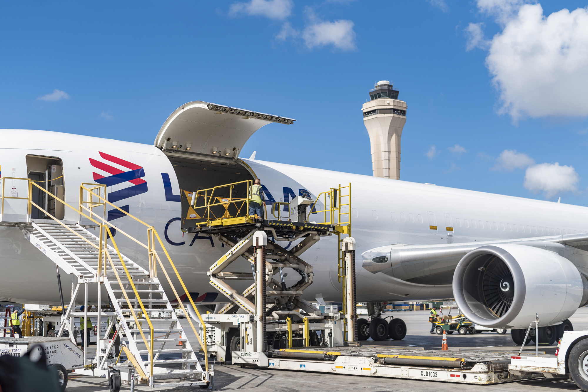 LATAM Foto Carguero convertido3- Avión antiguo