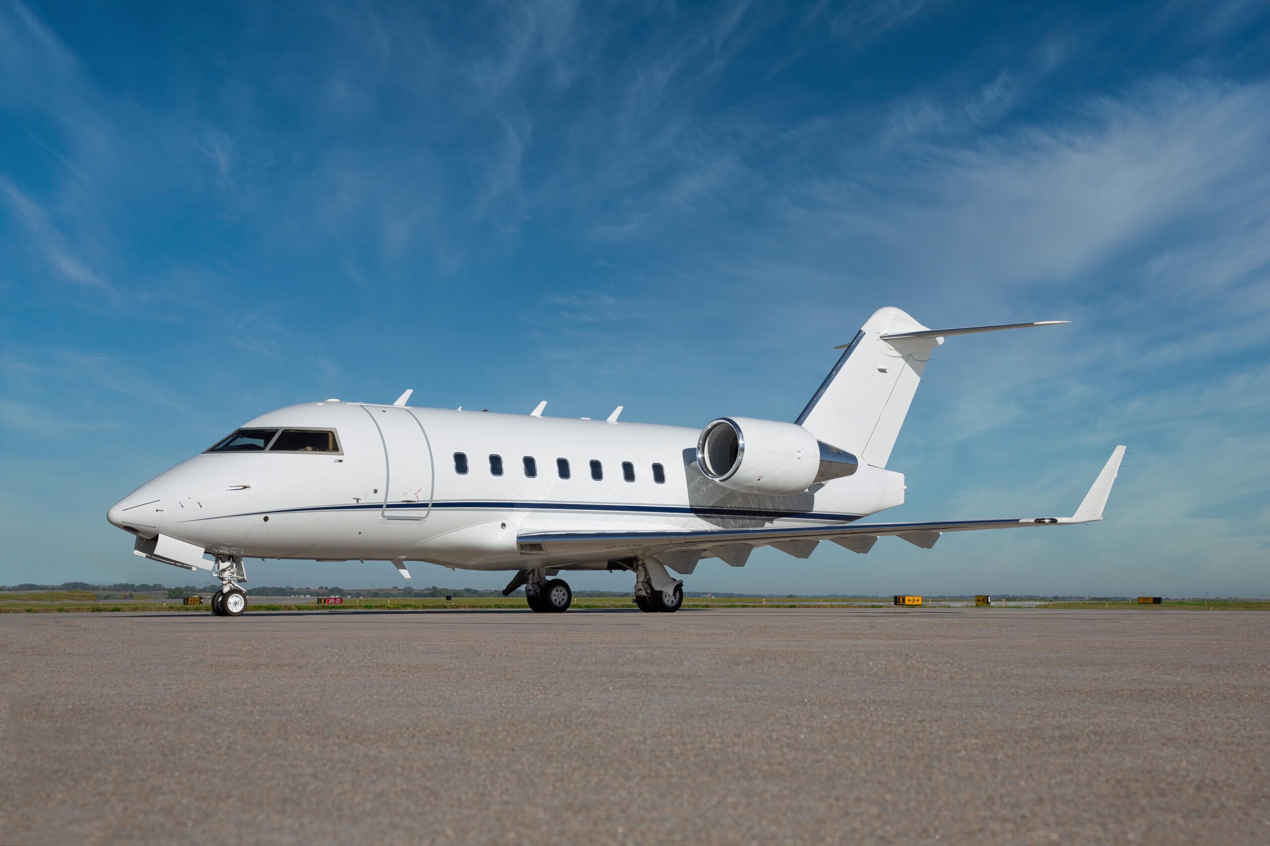 Vertis_Aviation_marketing_Challenger_604_exterior