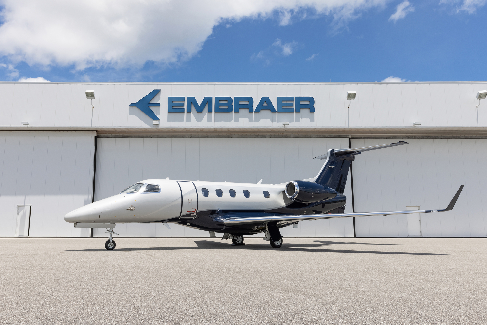 Embraer Phenom 300 N600 1