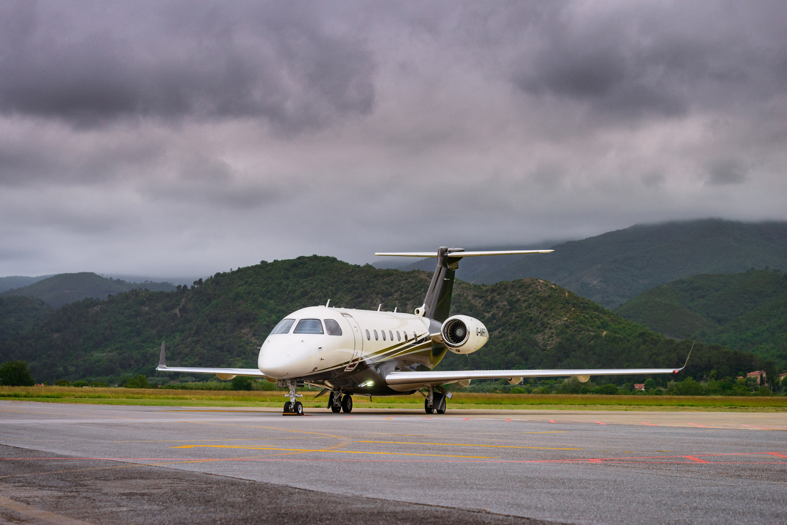 Embraer Flexjet EU_Legacy 500 green italy runway