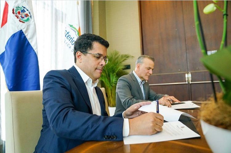 Firma Wingo y Ministro