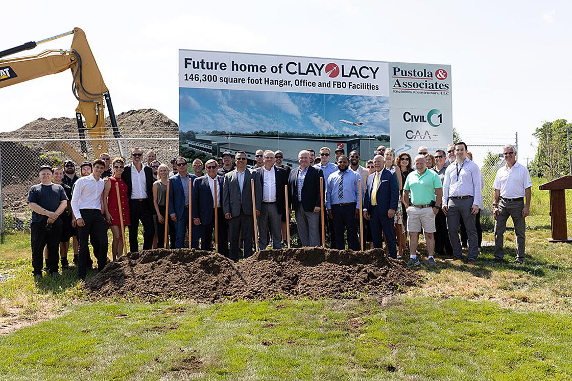 Clay Lacy desarrollo aeropuerto de Waterbury-Oxford 4