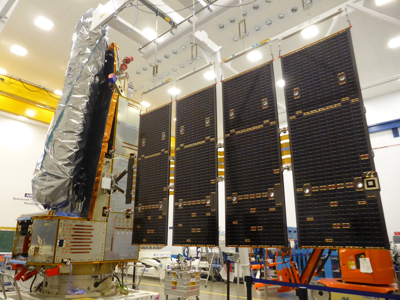 Airbus Satelite de biomasa con su panel solar desplegado
