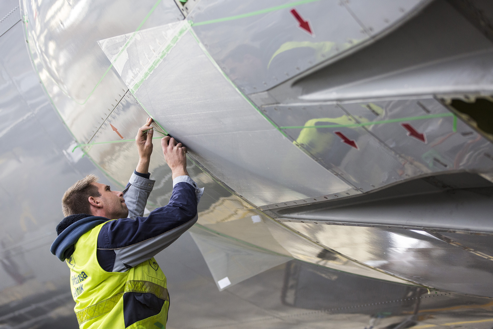 Application of the riblet film on an aircraft. (Photo: Lufthansa Technik AG)