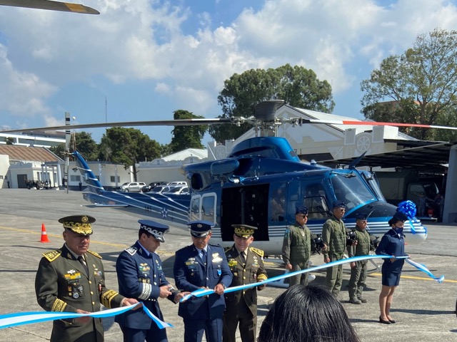 Bell 412EPX Ribbon-cutting-cropped