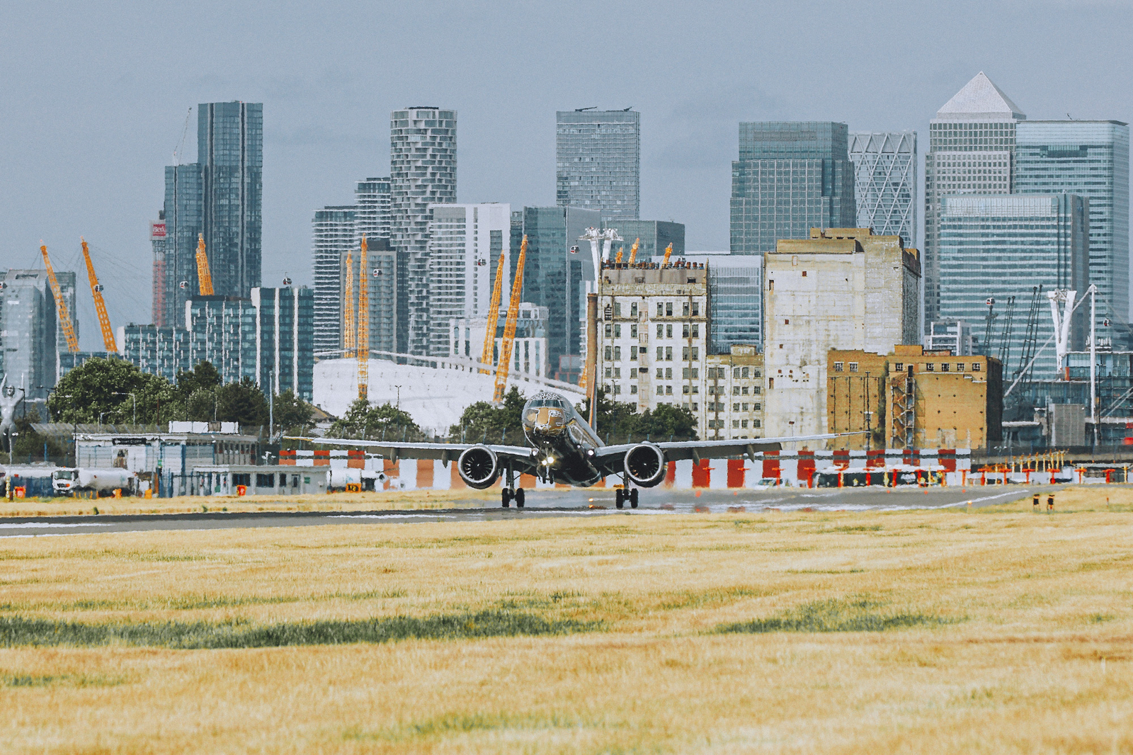 Embraer A195-E2-Tech-Lion-landing-Londo-City-Airport-LCY-1600×1066