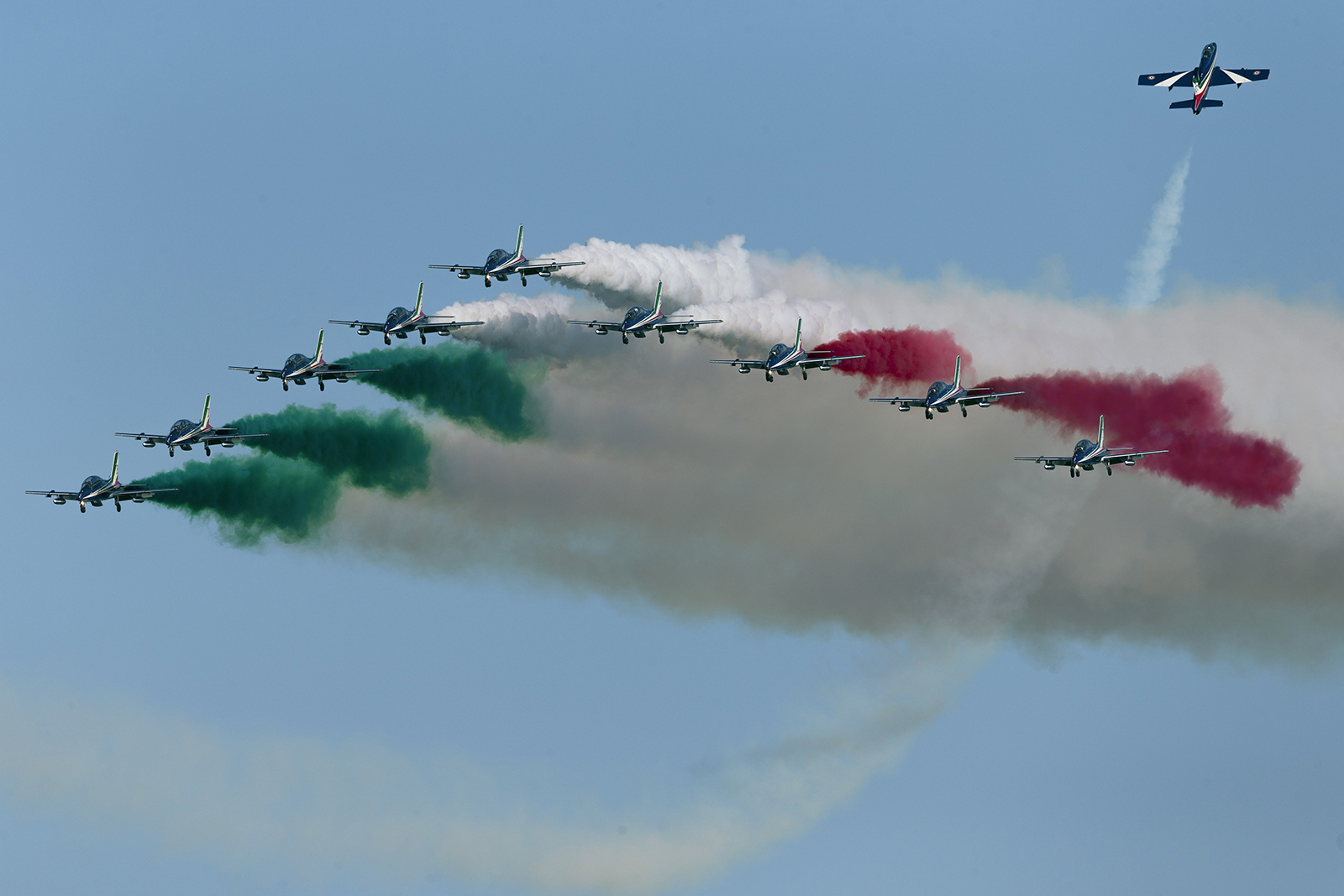 EAA AirVenture Frecce Tricolori The alona with solo cross