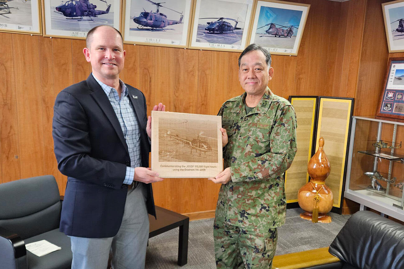 Presidente de Enstrom Helicopter Todd Tetzlaff con representante de JGSDF