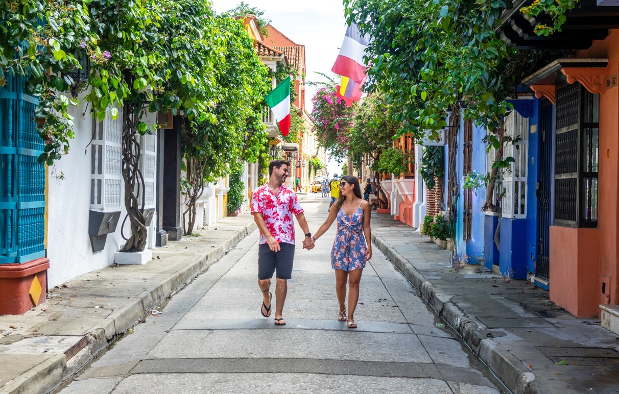 Beautiful,Tourist,Couple,Walking,In,The,Colorful,Streets,Of,Cartagena
