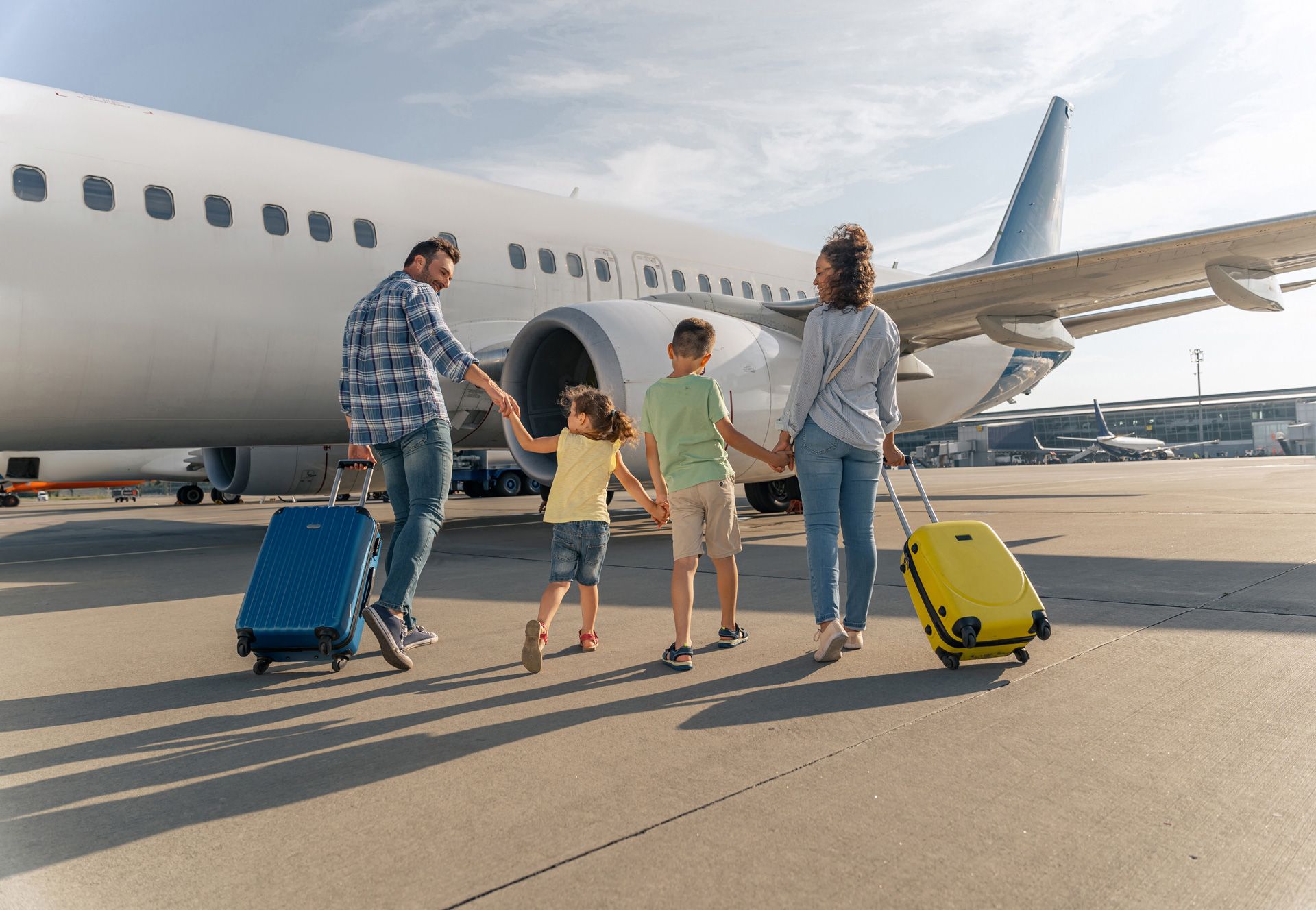 Familia viaja shutterstock_2056218695