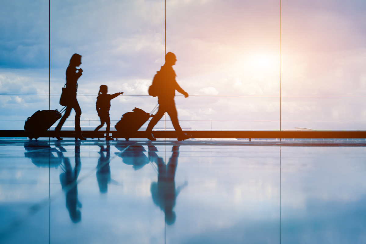 Kayak THEME_FLIGHT_AIRPORT_FAMILY SILHOUETTE_shutterstock-premier_1331133728