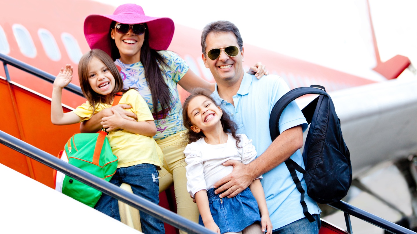 Familia viaja en avion