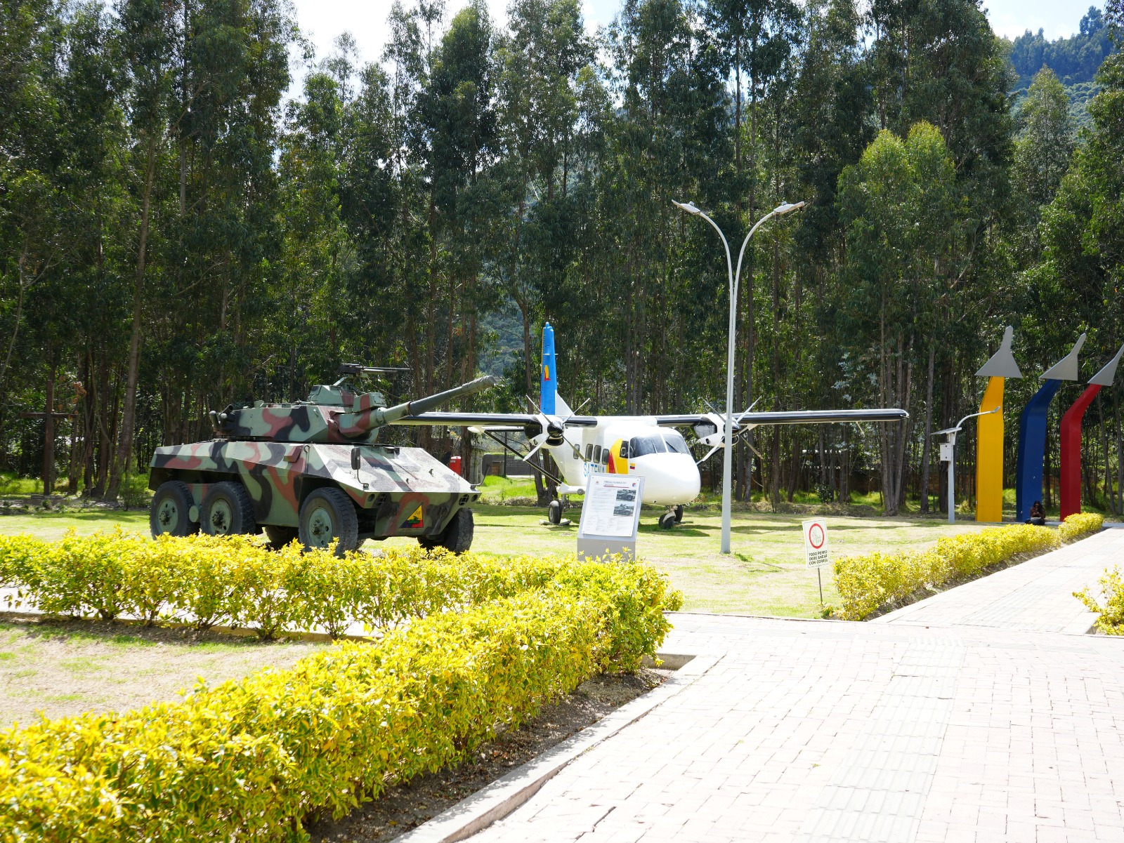 SATENA entrega una aeronave Y12 al Museo de las Fuerzas Militares