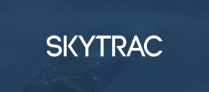 SKYTRAC logo fondo azul