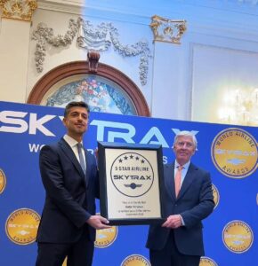 Qatar Airways GCEO (left) receiving the 5-Star Airline Rating at Skytrax World Airline Awards 2026 1 – copia