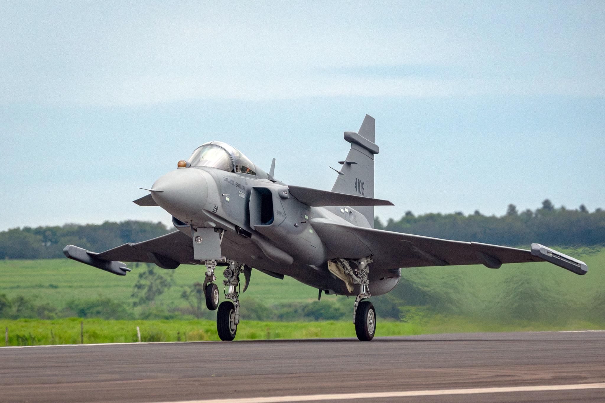 El primer Gripen E fabricado en Brasil por Embraer realiza su vuelo inaugural