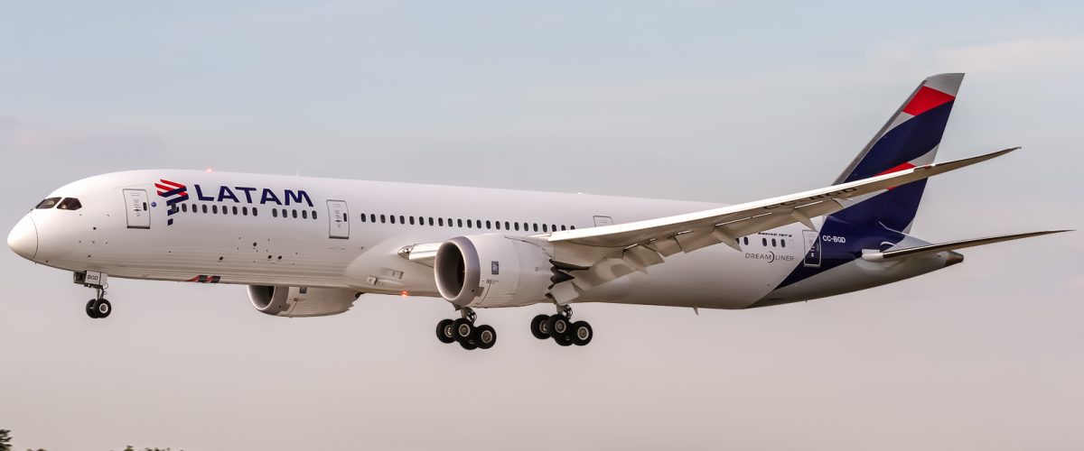 LATAM_Chile_Boeing_787-9_Dreamliner_(CC-BGD)_coming_in_from_Madrid_(LEMD)_@_Frankfurt_International_(EDDF)